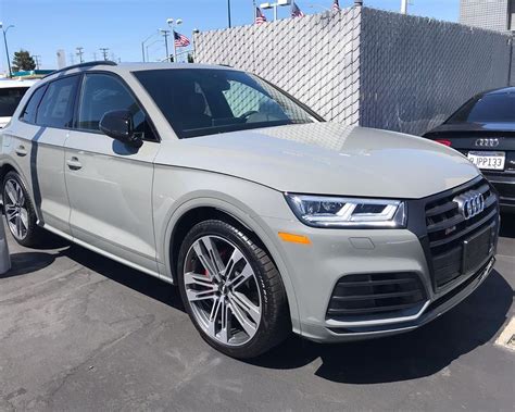 Looking at purchasing a new ‘23 SQ5! I love quantum grey but.